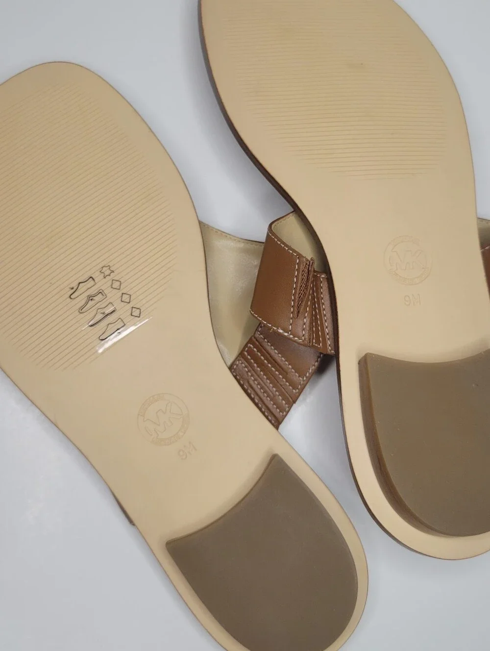 Michael Kors Tilly Thong Sandals Womens Sz 9 Luggage Brown Leather Gold MK Logo